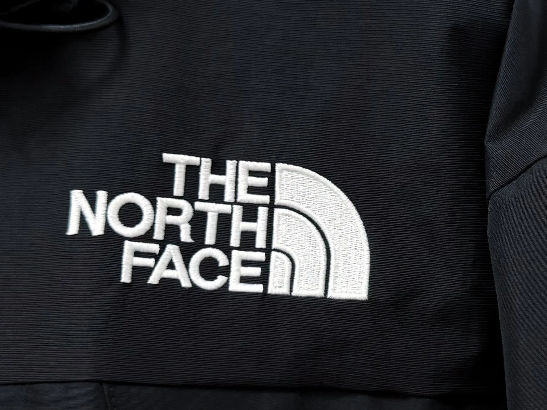 (original) [The North Face] The North Face 1990 Classic outdoor waterproof jacket and mountaineering jacket #Purchasing level In order to restore all the texture of ZP, this year the team spent several months and finally shipped it. All accessories are restored to ZP, and the fabric workmanship is upgraded. ✅Waterproof to the international ISO standard 90 (ISO 4) level to achieve the rolling effect of water droplets on a lotus leaf. ✅Highly permeable laminated fabric Gore-tex imitation water Breathable film, feels better and more comfortable. ✅The embroidery uses the original imported Tajima embroidery machine to restore ZP. Tajima's embroidery is neat and three-dimensional, with full three-dimensionality and the charm of each letter. Each stroke has a strong three-dimensional effect. ✅Original YKK zippers for all clothes, which can withstand 100,000 pulls and wear, and original Velcro. Mold-made custom hardware accessories, clear and three-dimensional fonts ✅The representative work of jackets, MJ in 1990, is TNF’s traditional favorite. Featuring a GT design, this stylish jacket is reimagined for all your urban adventures, offering unparalleled waterproof and windproof protection. ✅GT comes with taffeta and brushed tricot lining for extra warmth. ✅In addition, it can be combined with the 1996 down jacket for super thermal insulation effect‼ ️Size:XS-2XL